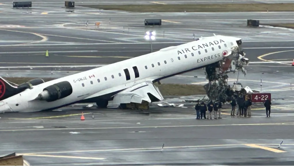Pesawat Air Canada Flight 8646 menabrak mobil damkar di Bandara LaGuardia. (BBC)