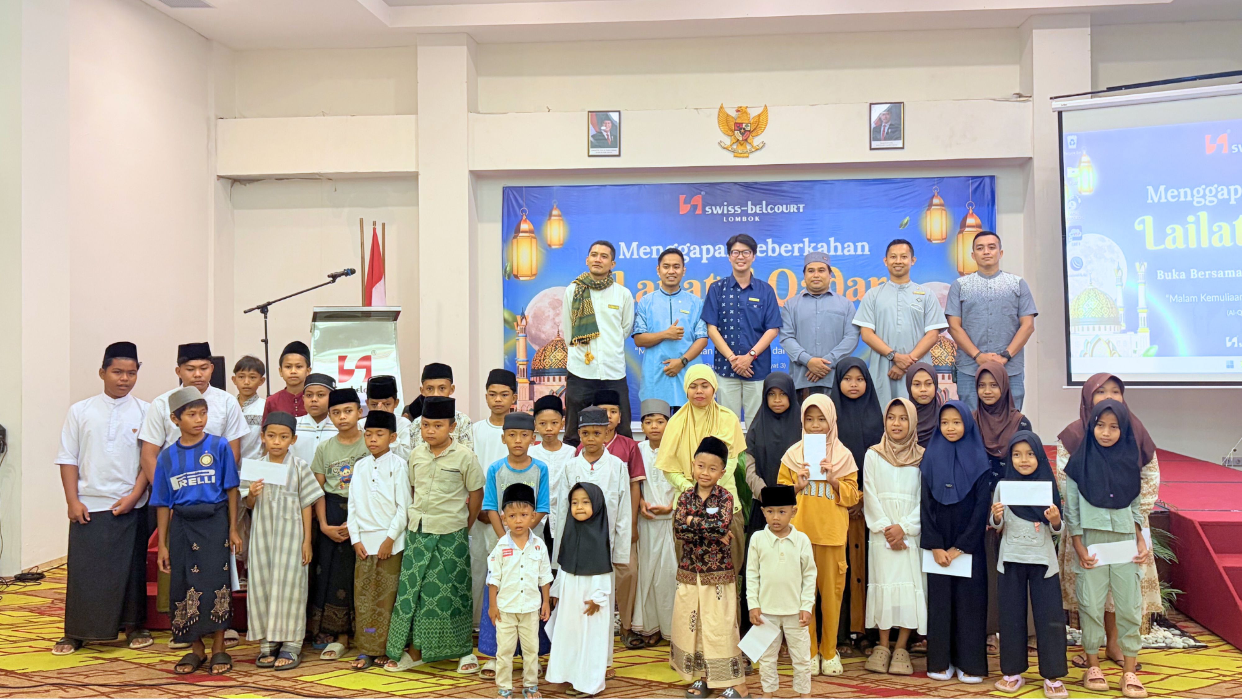 Swiss-Belcourt Lombok telah menggelar kegiatan buka puasa bersama sekaligus pemberian santunan kepada masyarakat sekitar hotel, Rabu (18/3). 