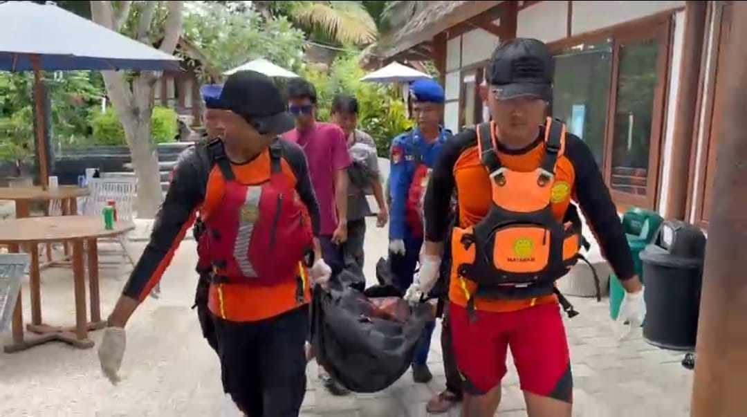 Evakuasi: Tim Basarnas melakukan evakuasi terhadap penyelam asal Inggris yang meninggal dunia di Gili Air, Lombok Utara, Selasa (24/3).
