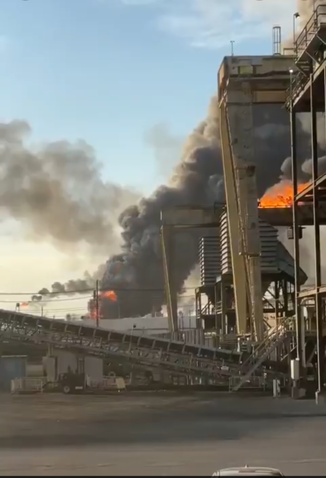 Asap hitam pekat membumbung dari kilang Valero Energy di Port Arthur usai ledakan hebat yang mengguncang kawasan. 