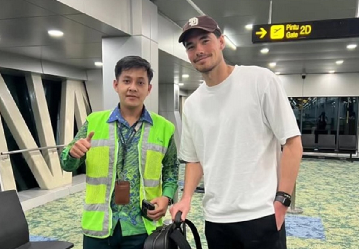 Benteng Kokoh Tiba! Elkan Baggott resmi mendarat di Jakarta untuk bela Timnas Indonesia di FIFA Series 2026.