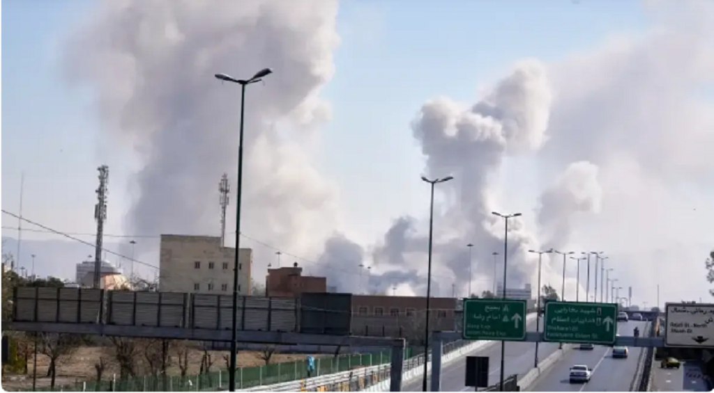 Gumpalan asap membumbung saat serangan menghantam Teheran pada Kamis, 5 Maret 2026 di tengah perang AS-Israel terhadap Iran. (Vahid Salemi/AP)