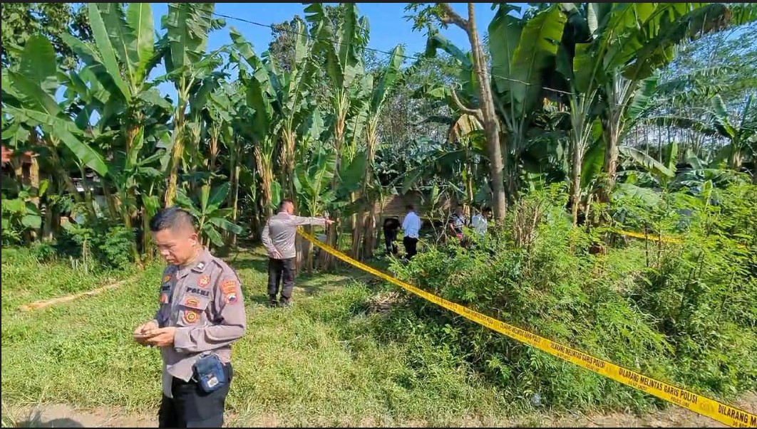 INSIDEN MAUT: Petugas melakukan olah tempat kejadian perkara di area ledakan petasan di Kuripan Kidul, Pekalongan Selatan, Kota Pekalongan.