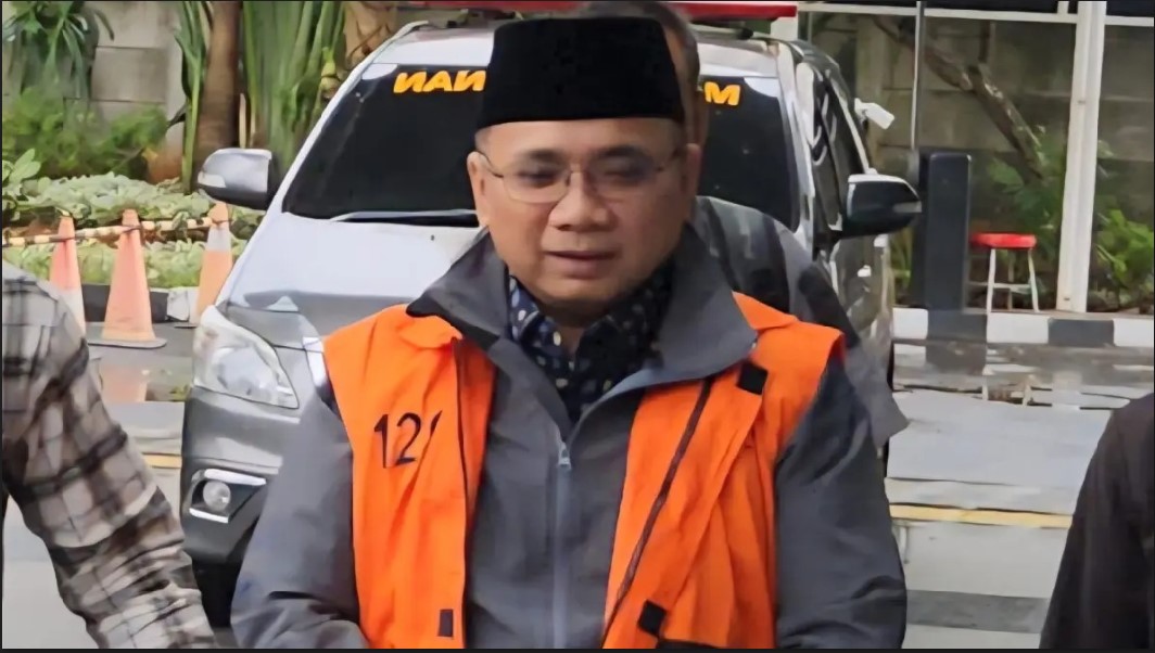 DITAHAN KEMBALI: Mantan Menag Yaqut Cholil Qoumas dibawa kembali ke dalam rutan KPK pada Selasa (24/3).