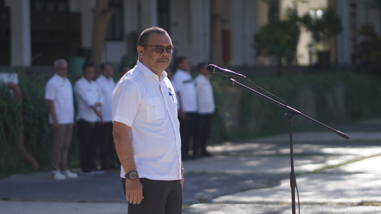 Sekda Bima Adel Linggi Ardi saat memimpin apel, beberapa hari lalu.