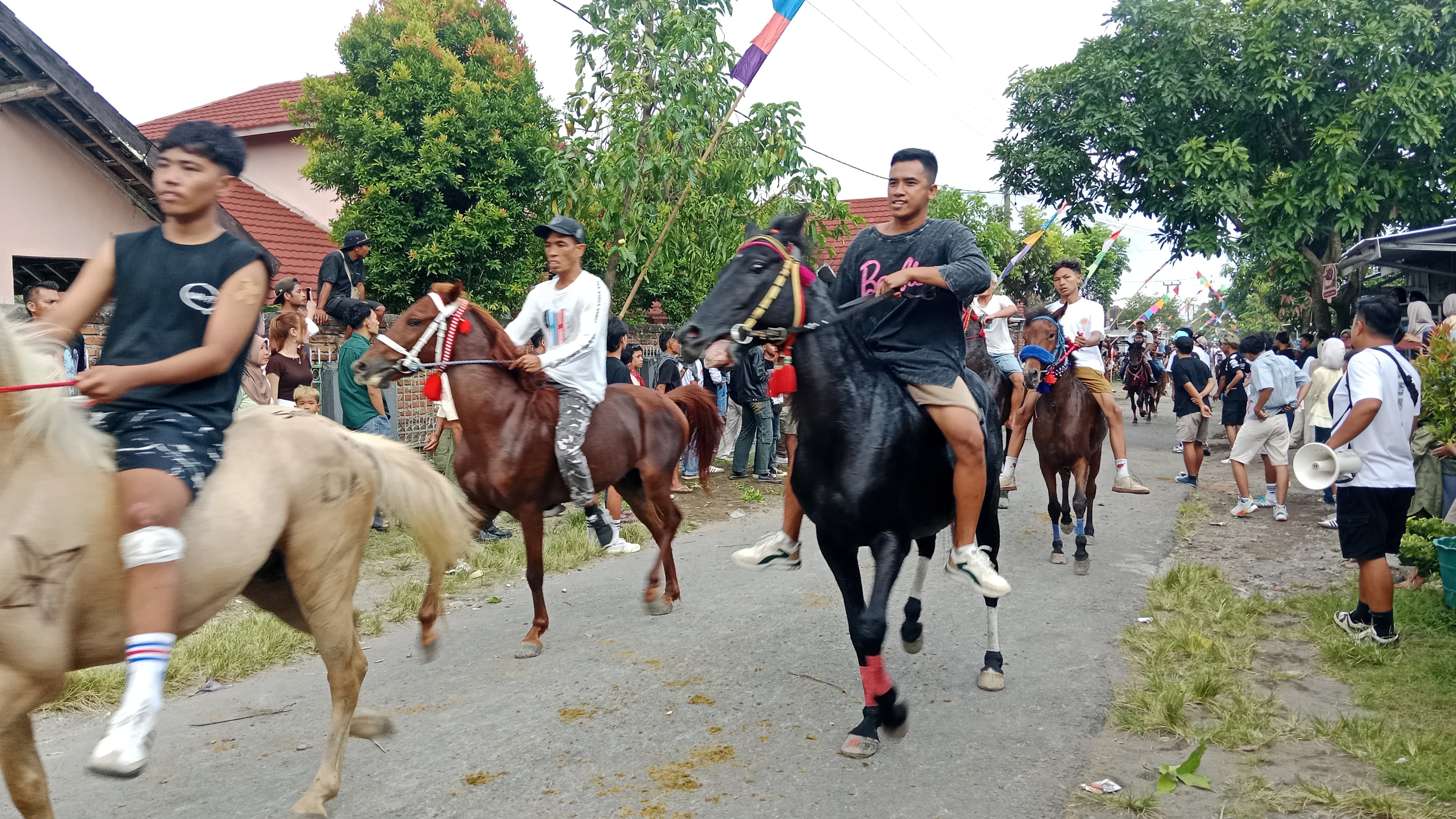 TRADISI TIYU: Sejumlah pemuda di Desa Jantuk saat persiapan mengikuti acara tradisi Tiyu untuk meramaikan Idul Fitri