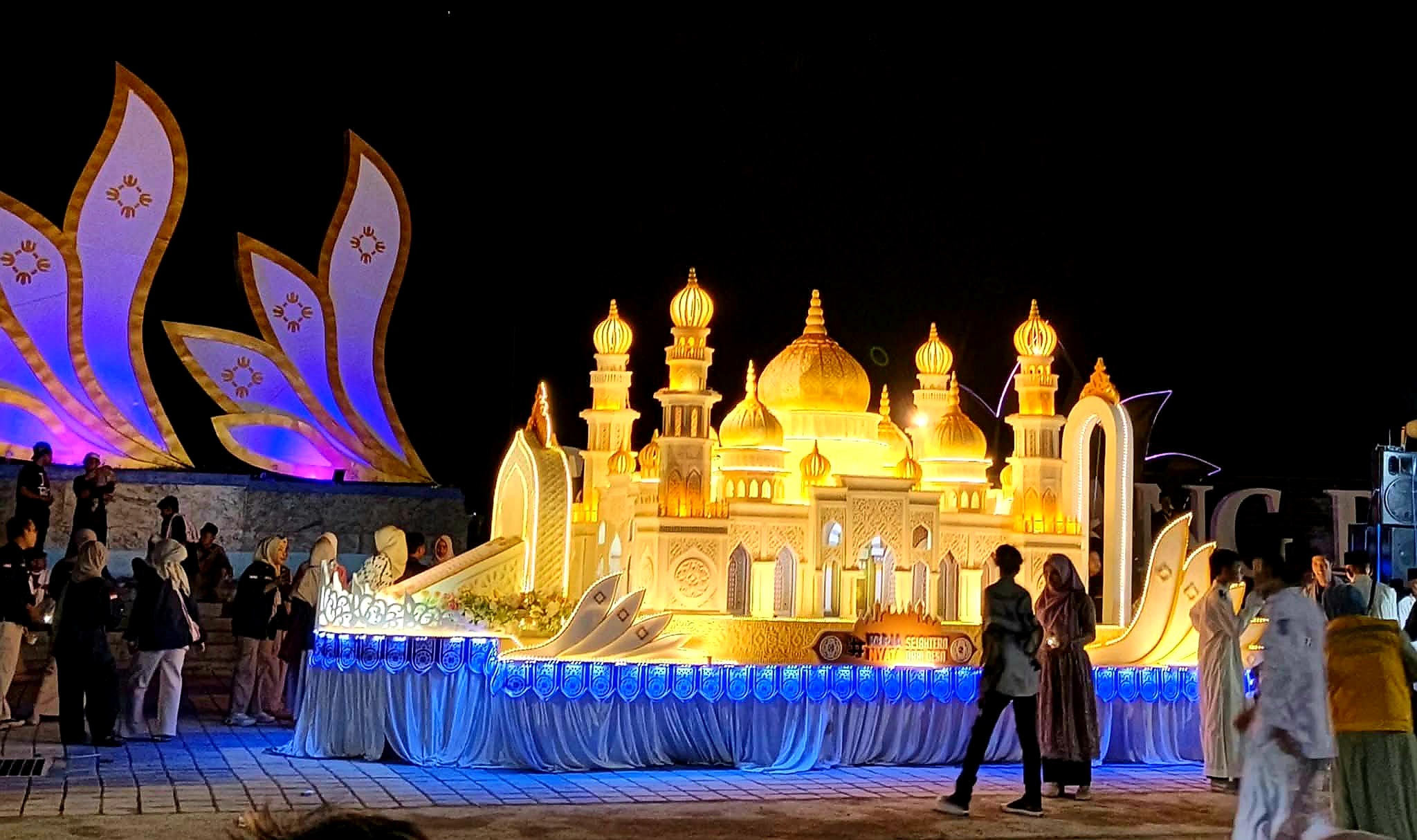 JUARA: Inilah miniatur Masjid Cahaya karya Remaja Masjid Baituttohirin Lingkungan Dasan Geres Barat, Kelurahan Dasan Geres yang juara dalam ajang Festival Gema Takbir 2026 di Gerung, Lombok Barat, Jum