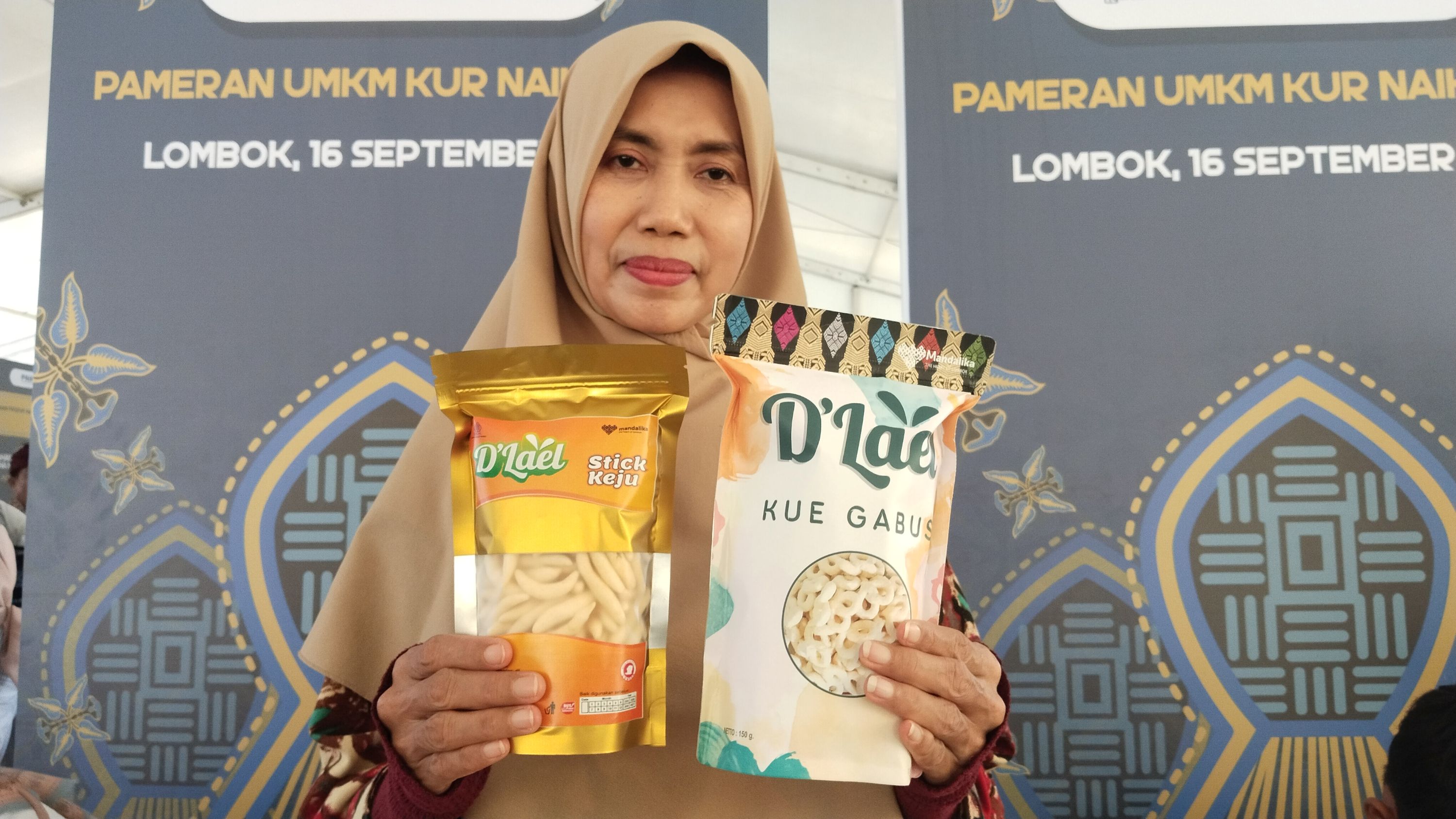 RESEP WARISAN: Baiq Ida Laila menunjukkan produknya yang menggunakan resep warisan dari sang nenek, beberapa waktu lalu.
