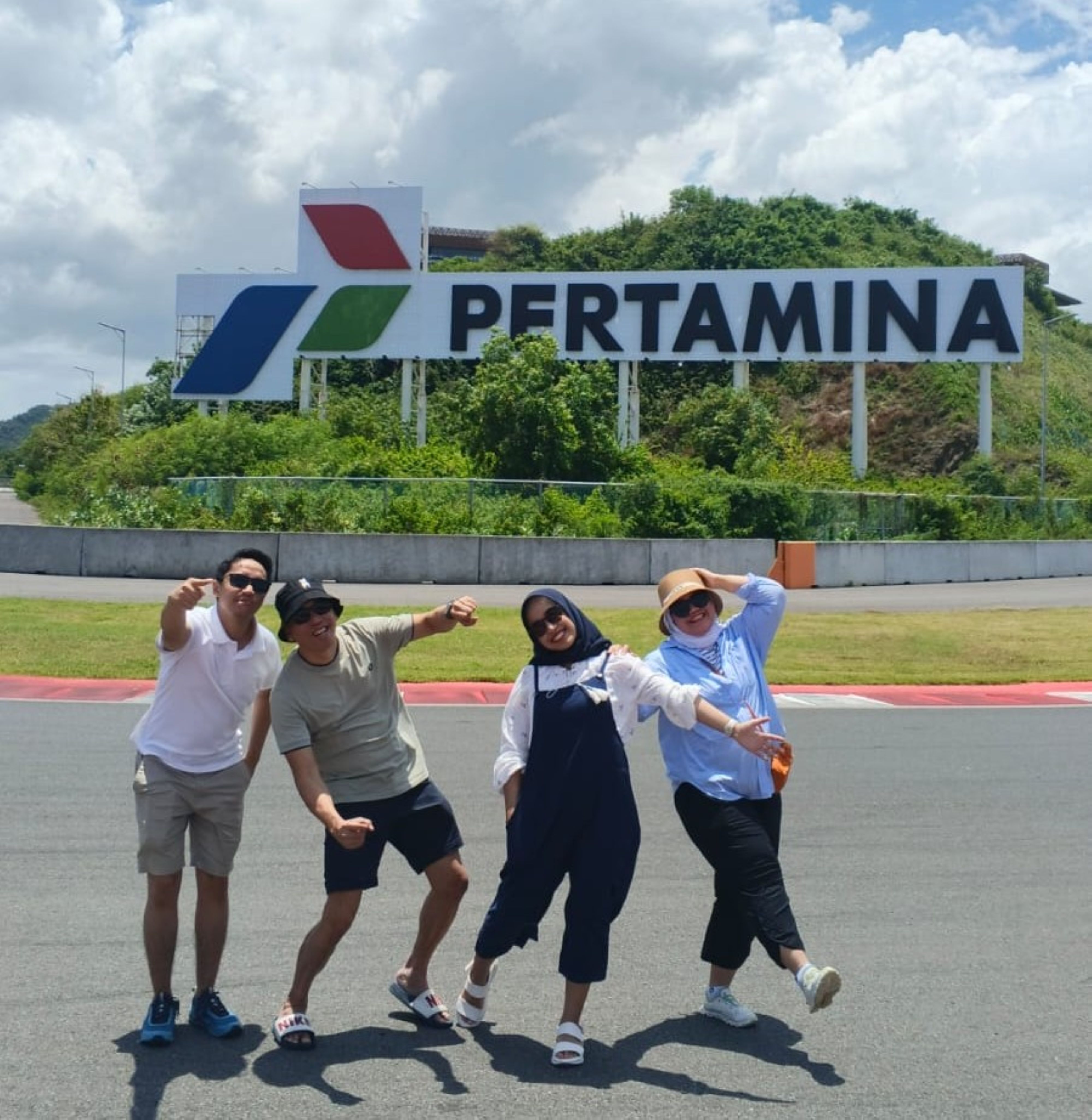 LIBURAN: Sirkuit Internasional Mandalika menjadi salah satu destinasi wisata bagi wisatawan yang datang berlibur ke Pulau Lombok, Selasa (24/3). 