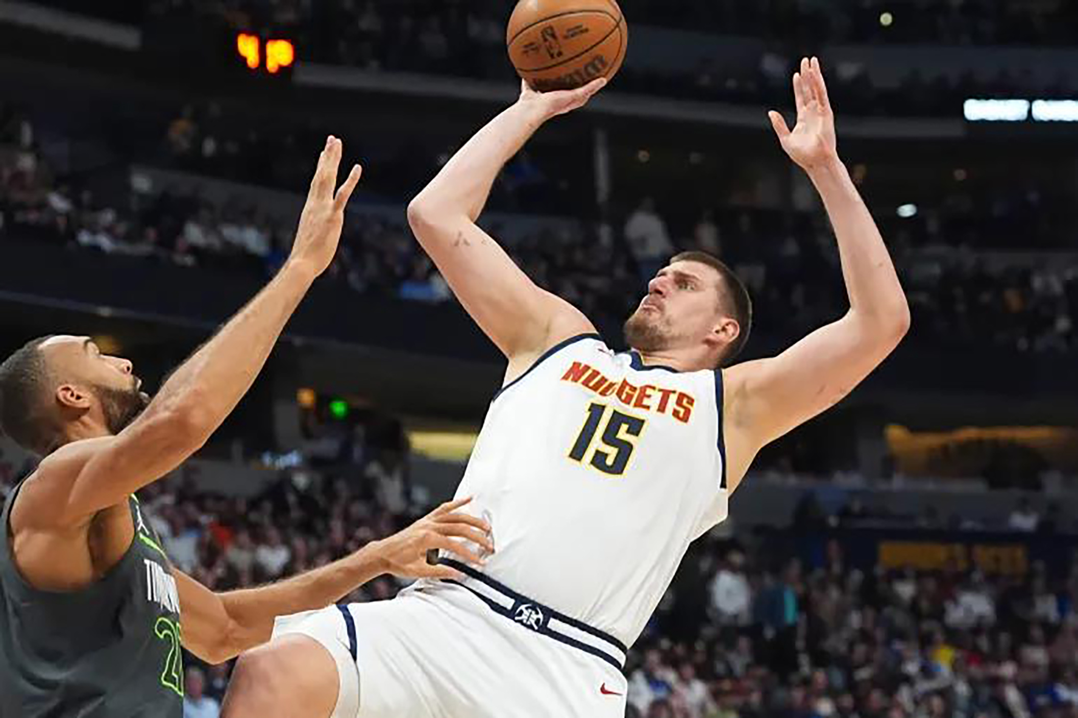 Nikola Jokic tampil bak monster dengan catatan statistik yang bikin geleng-geleng kepala: 23 poin, 17 rebound, dan 17 assist. (AFP)