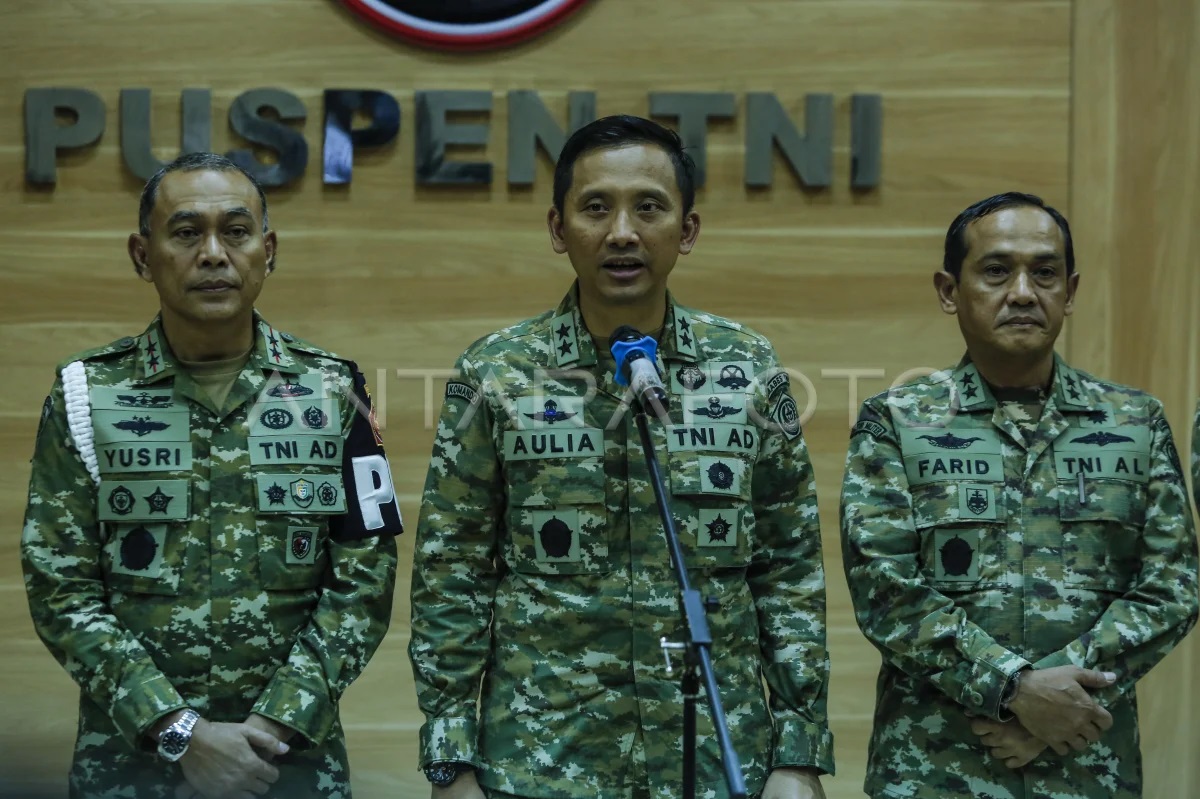 Kapuspen TNI Mayjen TNI Aulia Dwi Nasrullah (tengah). (ANTARA FOTO/Asprilla Dwi Adha/nz) 