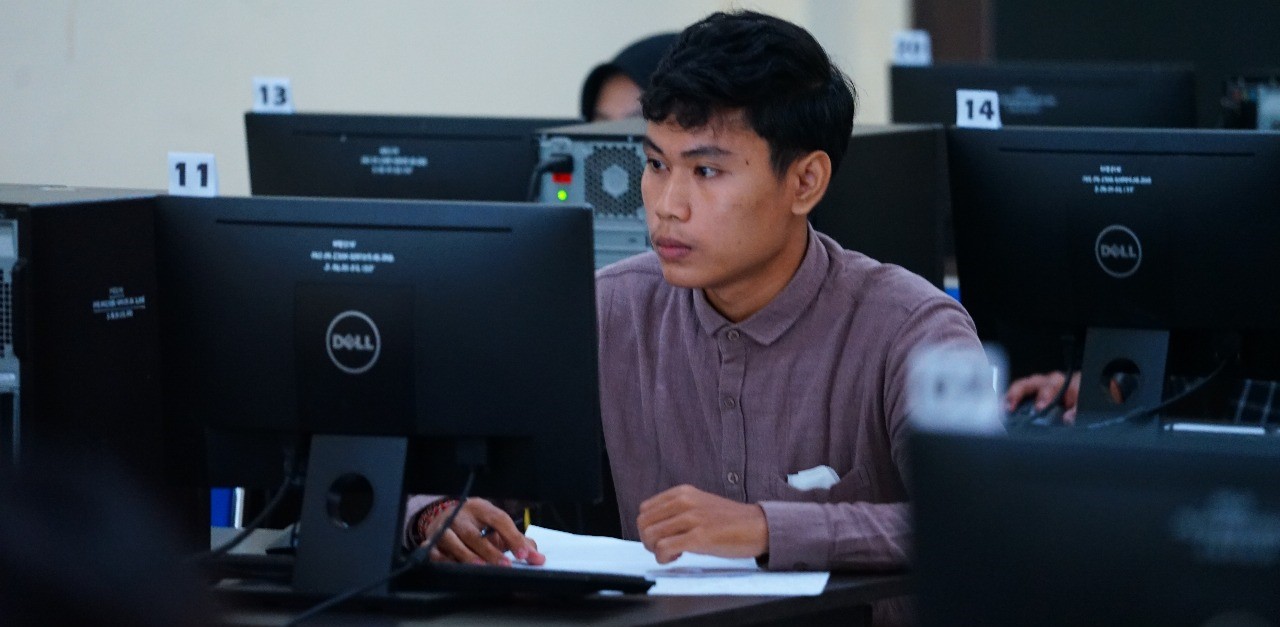 Peserta UTBK SNBTdi Unram saat menjawab soal, tahun lalu. UTBK SNBT 2026 resmi dibuka, Unram siapkan 750 komputer dan 4 pilihan prodi.  