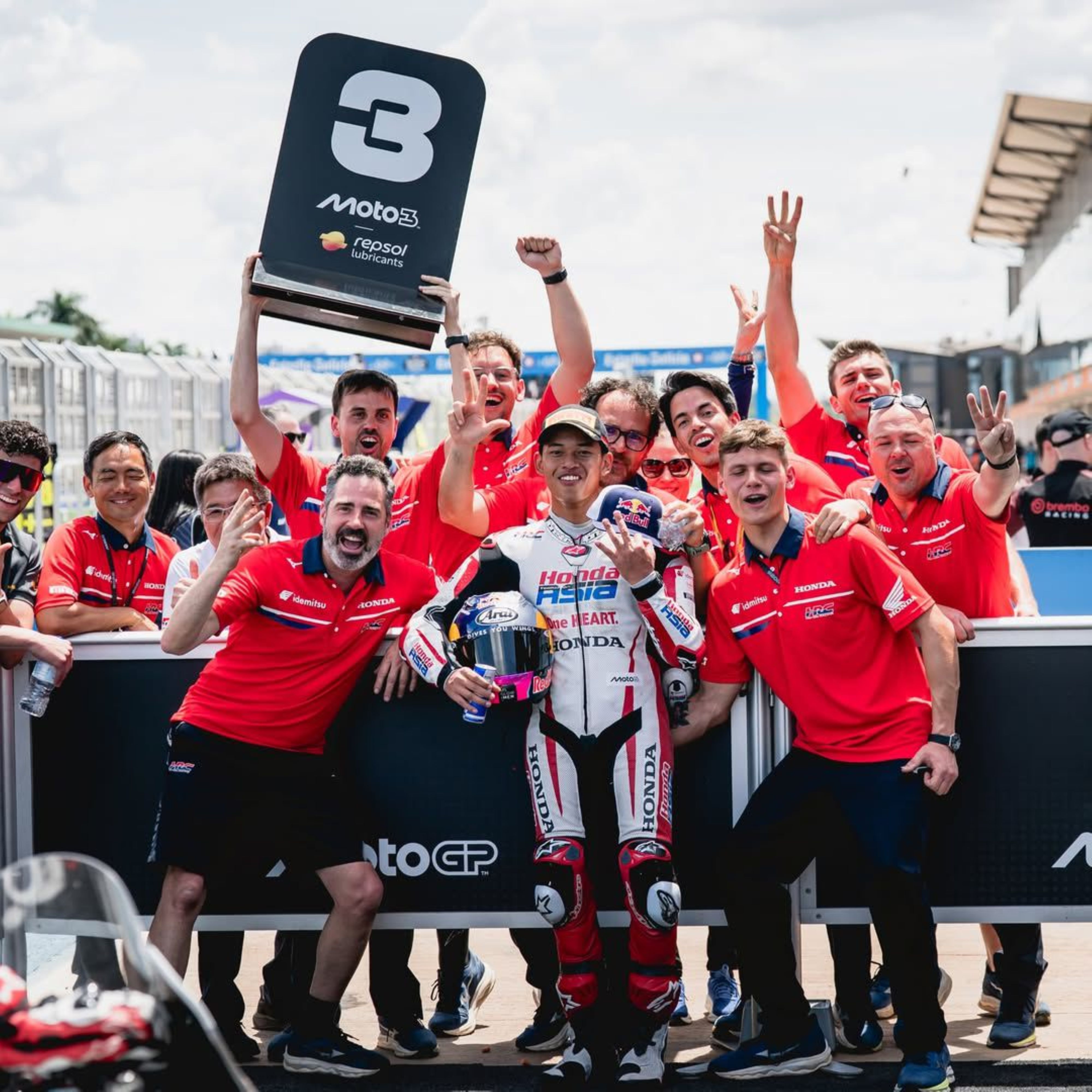 Pembalap muda Tanah Air, Veda Ega Pratama, berhasil meraih posisi ketiga (P3) pada ajang Moto3 Grand Prix Brasil.