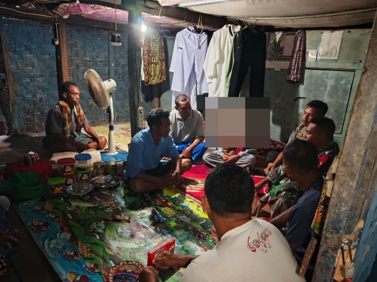 Anggota Polsek Langgudu  saat mengamankan pelaku AD. (Dok Polres Bima Kota)