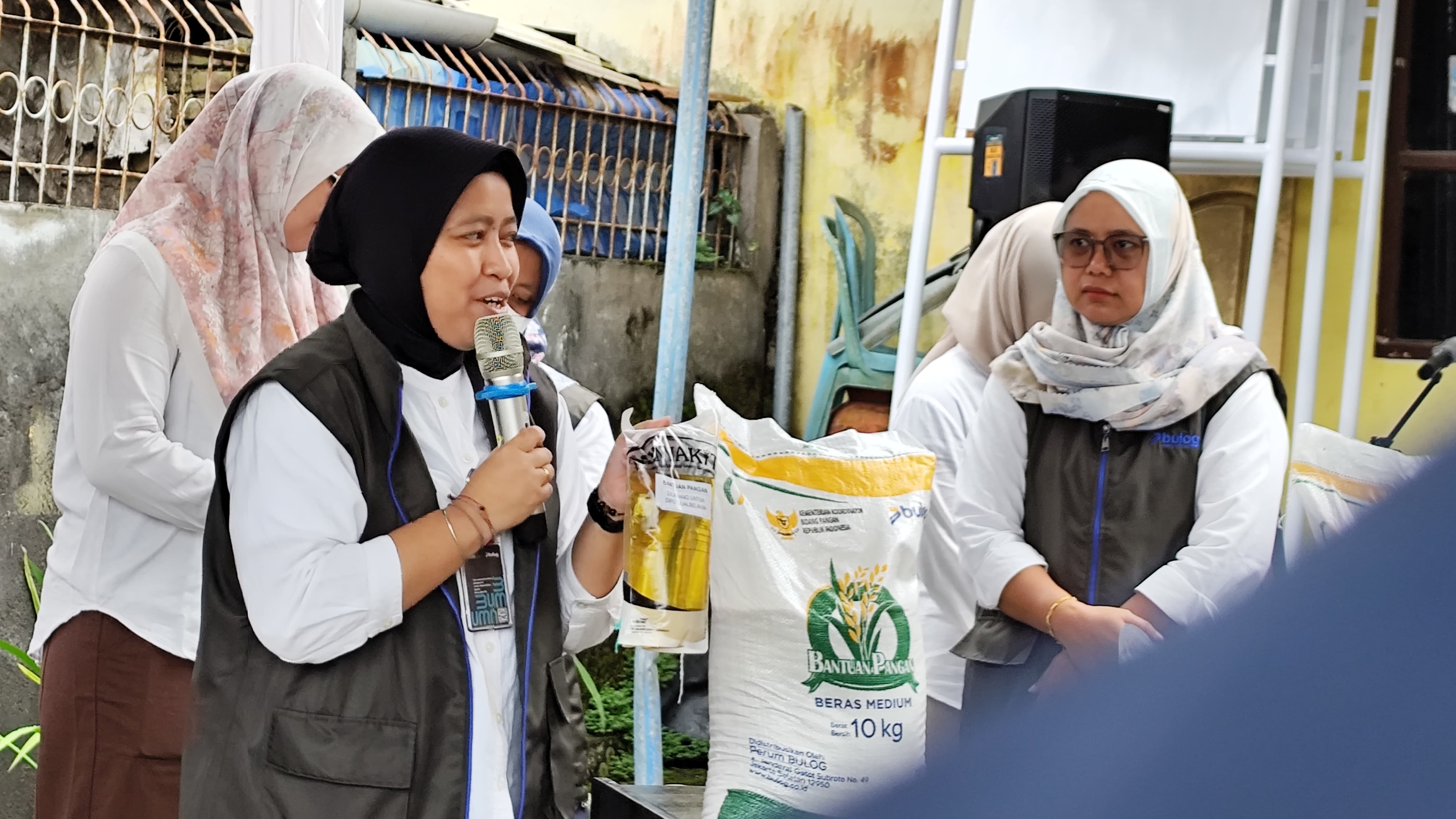 BULOG LOTIM: Pimpinan Bulog Cabang Lotim Dindy Wida Pusparanti saat menyalurkan bantuan pangan kepada Masyarakat miskin di Lotim H-3 Lebaran idul Fitri