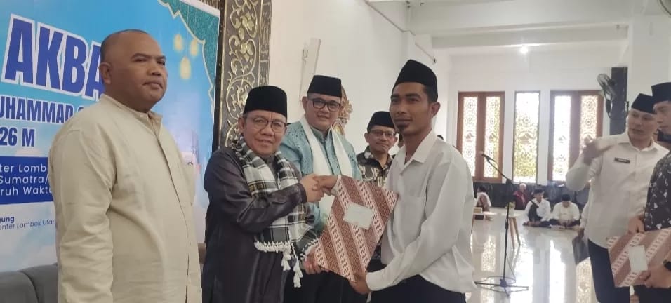 NUNGGU GAJI: Bupati Lombok Utara Najmul Akhyar menyerahkan SK PPPK Paruh Waktu beberapa waktu lalu
