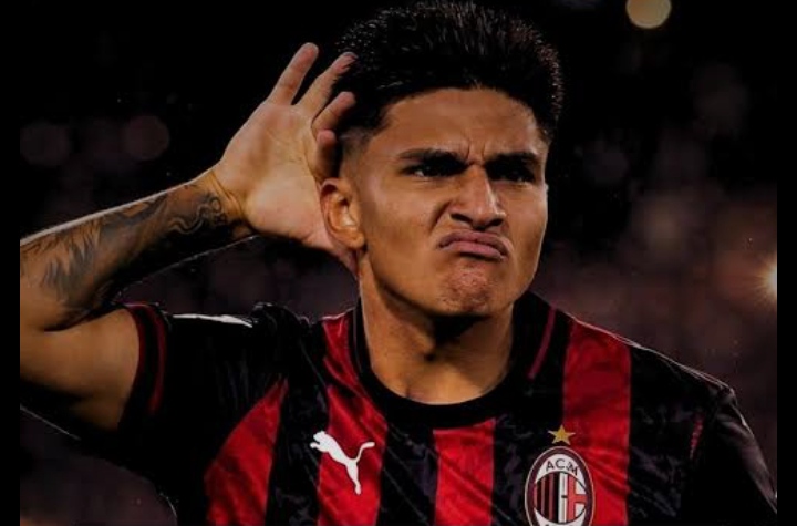 Striker Bologna yang dipantau AC Milan Santiago Castro. 
