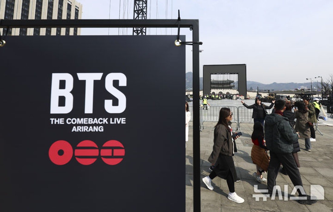Proses pembongkaran panggung sedang berlangsung di Lapangan Gwanghwamun di Jongno-gu, Seoul, untuk konser BTS 'BTS Comeback Live: Arirang', Minggu (22/3).