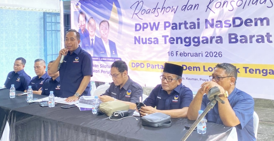 Ketua DPW NasDem NTB Mori Hanafi (berdiri) melakukan roadshow ke DPD NasDem Lombok Tengah, Februari lalu. Di antara kebijakan strategis adalah membuka penjaringan bacaleg sejak dini.