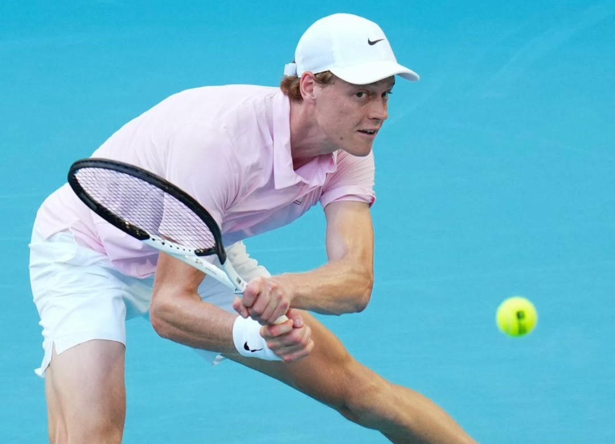 Jannik Sinner bangkit dramatis di Miami Open, kalahkan Alex Michelsen dan cetak rekor 28 set beruntun untuk melaju ke perempat final.