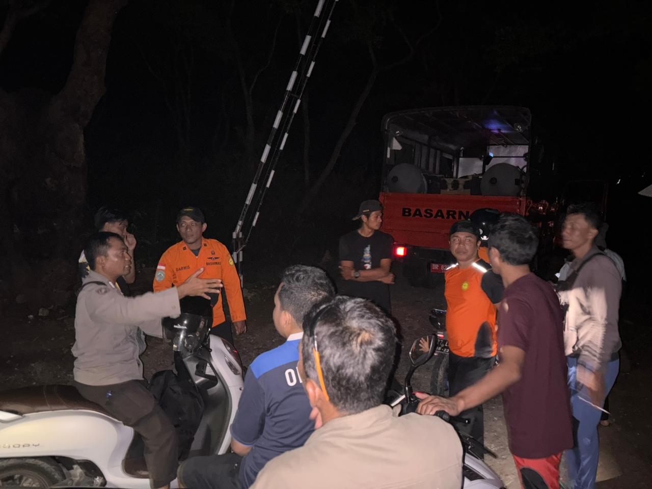 Proses pencarian korban yang selamatkan keluarga, pria asal Lombok Timur hilang terseret ombak.