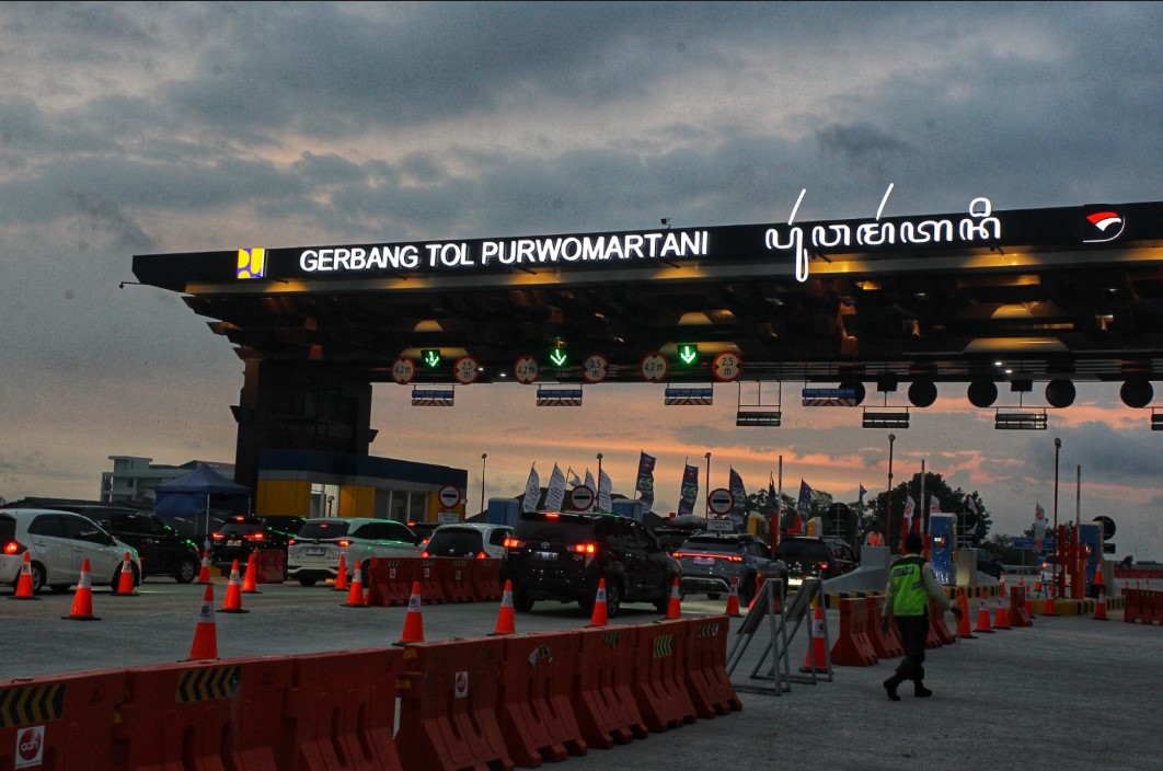 TOL FUNGSIONAL: Situasi di Gerbang Tol Purwomartani, Sleman, Jogjakarta, Rabu (25/3). Segmen Prambanan-Purwomartani bagian dari Tol Jogja-Solo.
