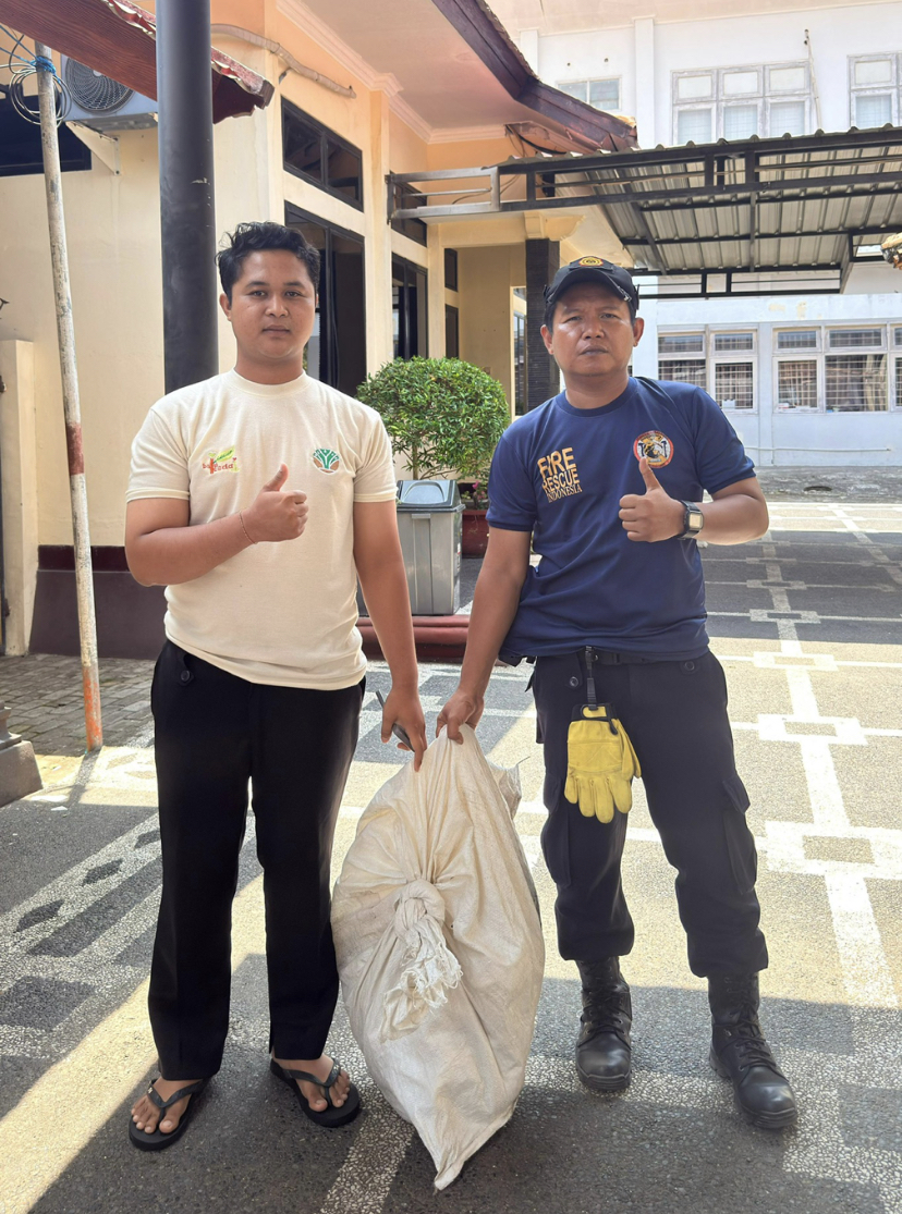 Petugas damkarmat mataram