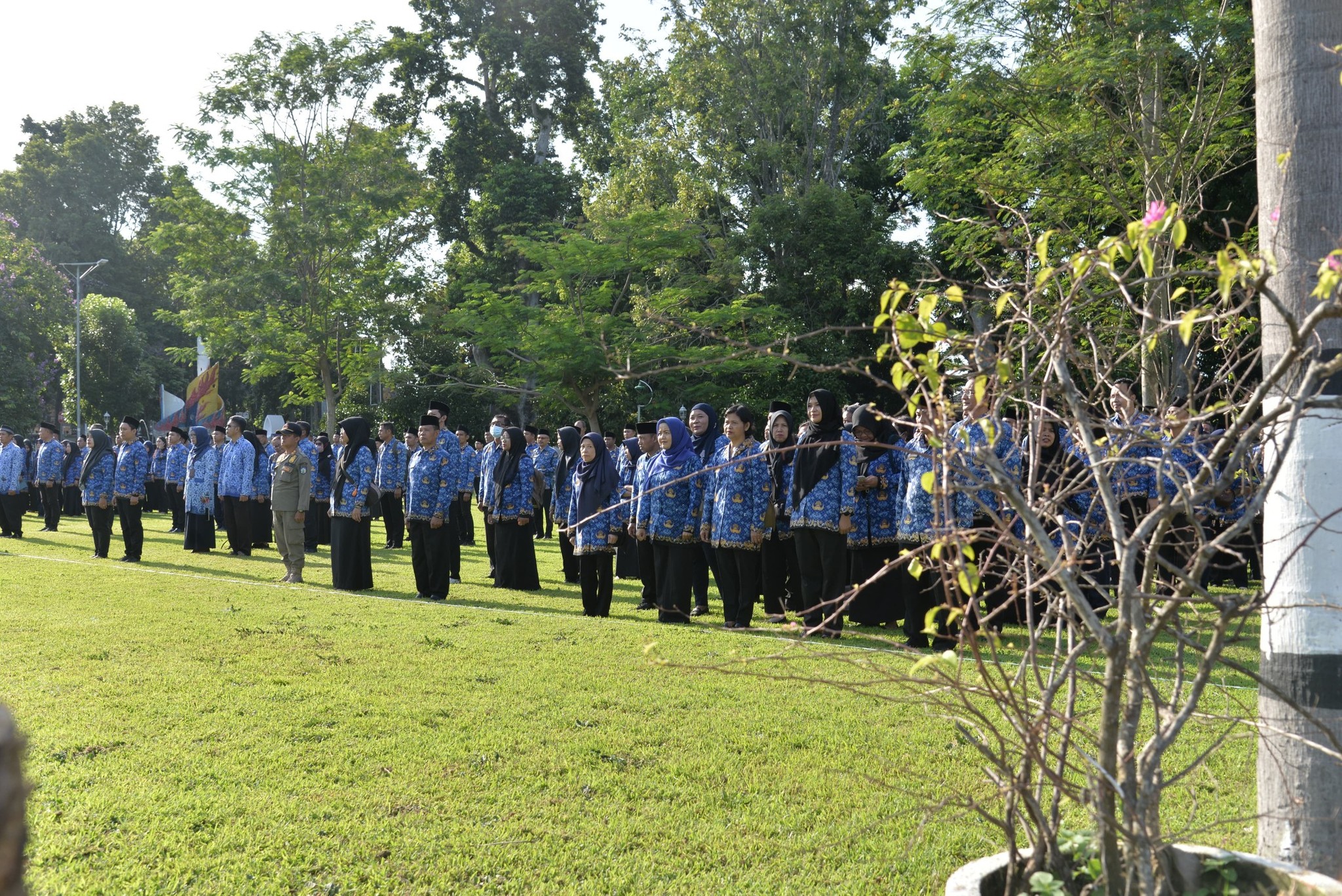 ABDI NEGARA: ASN lingkup Pemprov NTB saat mengikuti upacara Hari Kesadaran Nasional di Lapangan Bumi Gora, Kantor Gubernur NTB, beberapa waktu lalu. 