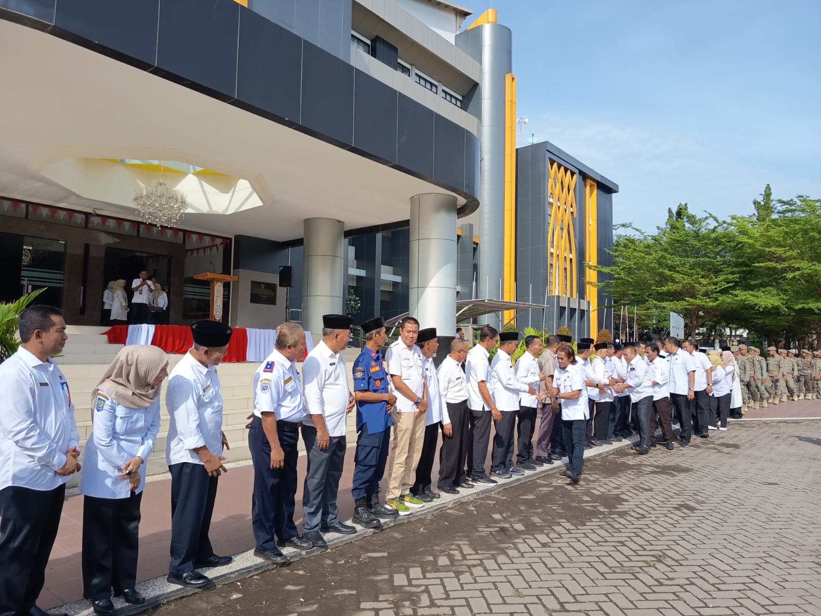 HALAL BIHALAL: Bupati Lombok Timur didampingi Sekretaris Daerah bersalam-salaman dengan ASN Pemkab dalam rangka halal bihalal setelah Idul fitri di halaman kantor Bupati Lotim. 