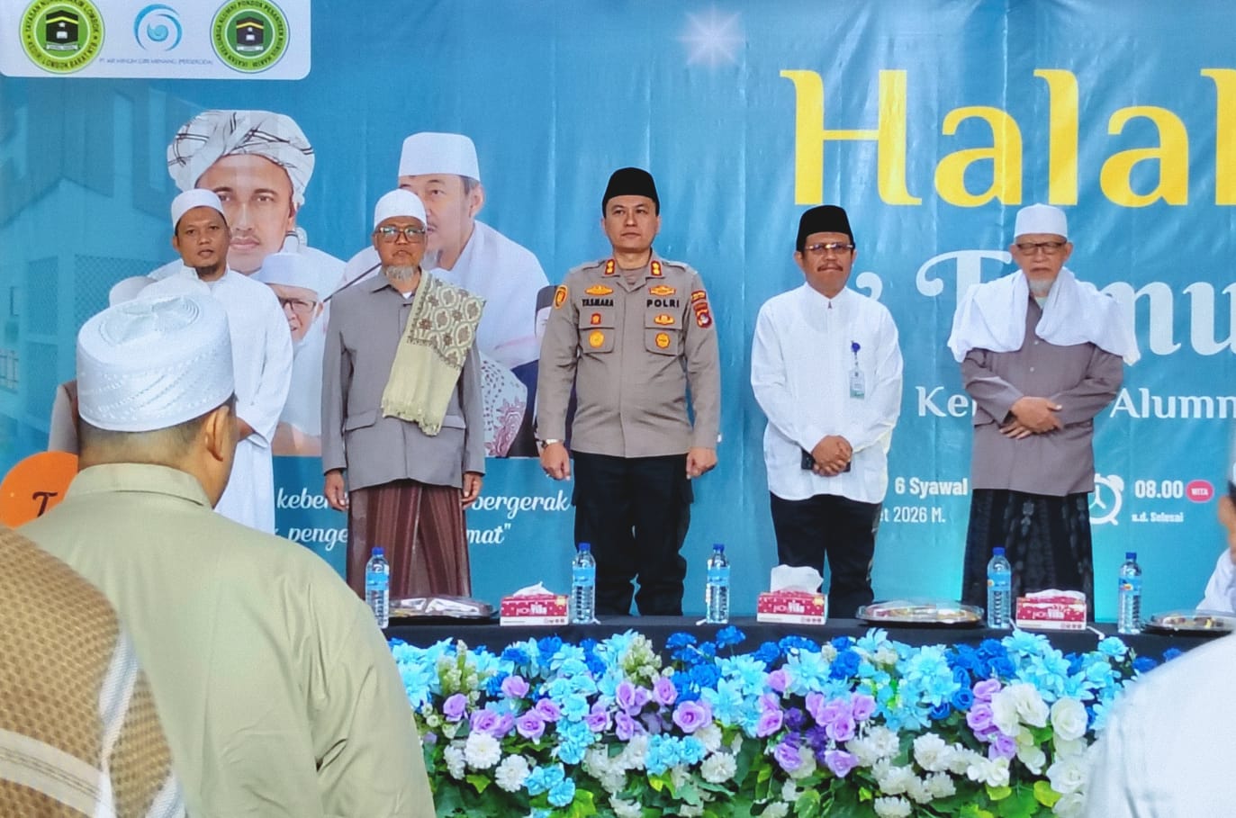 Bupati Lombok Barat Lalu Ahmad Zaini (dua dari kanan) menghadiri Halalbihalal dan Temu Alumni Ponpes Nurul Hakim di Kediri, Kamis (26/3).