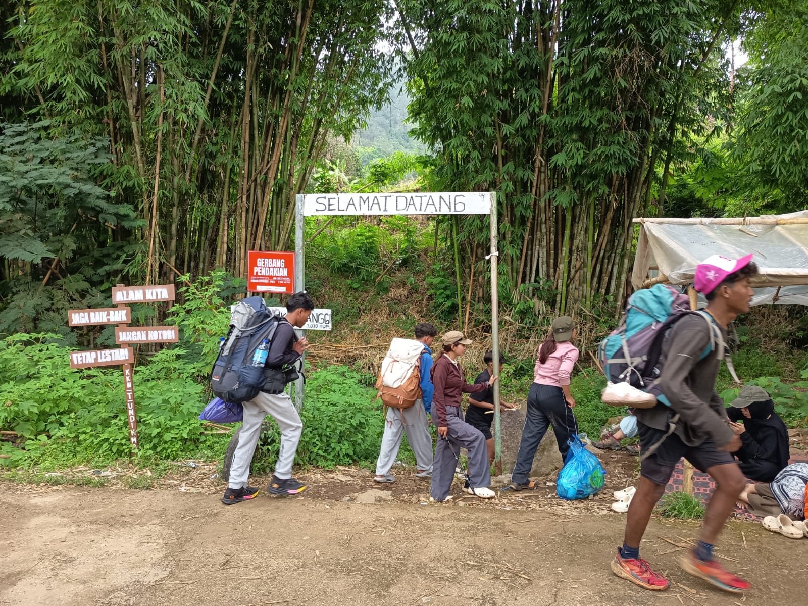 PENDAKIAN SEMBALUN: Sejumlah pendaki sedang beristirahat di pintu memasuk gerbang pendakian ke bukit Nanggi sebelum melanjutkan perjalanan pendakian. 