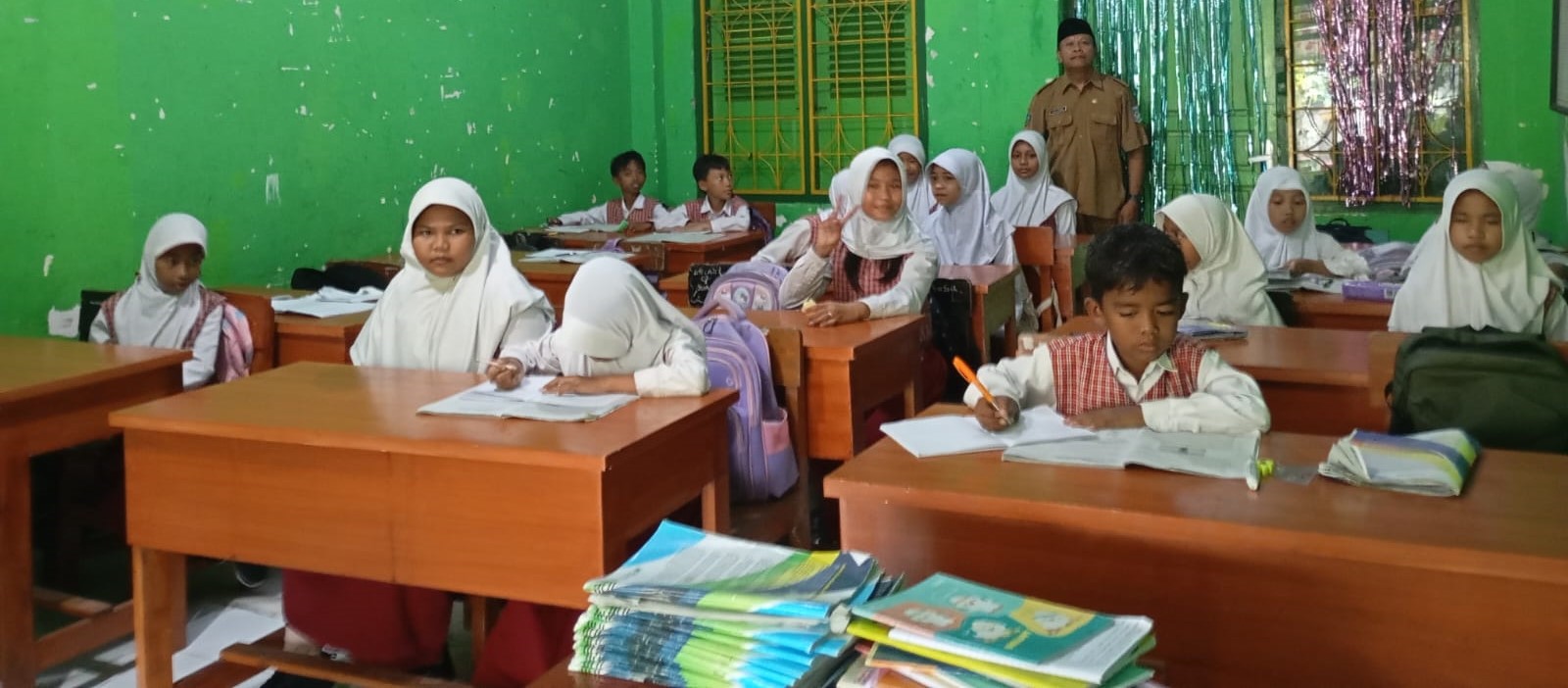 Murid SD di Kota Mataram melaksanakan pembelajaran di dalam kelas, belum lama ini. Cegah learning loss, sekolah tatap muka mulai pekan depan.  