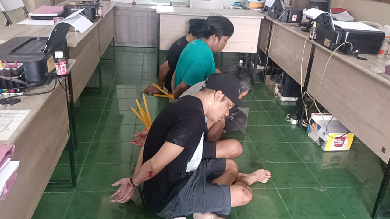 Para penyalahguna narkoba yang diringkus di Dasan Agung, Kota Mataram diamankan ke Mapolresta Mataram, Rabu (25/5). 