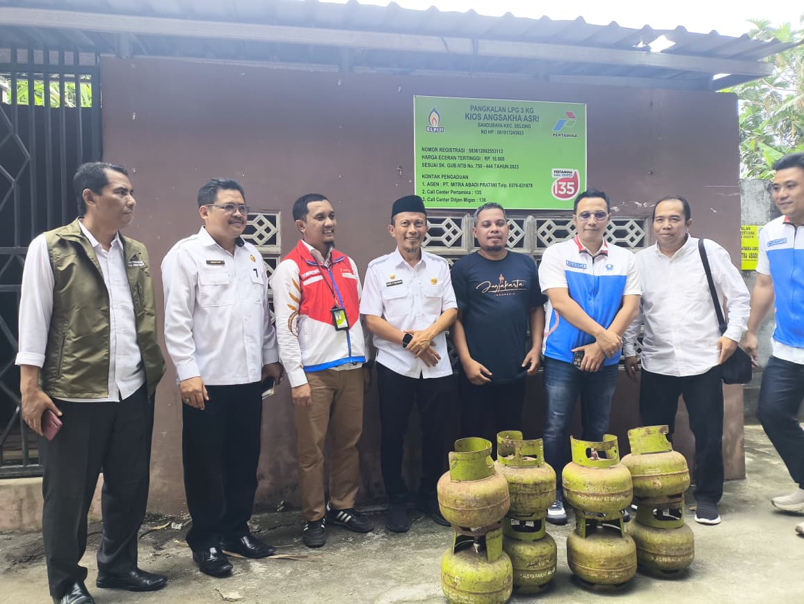 LANGKA: Dinas Perdagangan Lombok Timur saat memantau kondisi ketersediaan gas elpiji 3 kilogram di salah satu pangkalan elpiji di Kecamatan selong. 