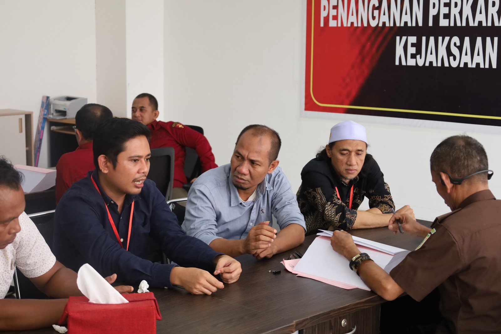 TAHAP DUA:Tersangka Subhan (tengah) menjalani proses administrasi tahap dua di kantor Kejati NTB, Rabu (25/3).  