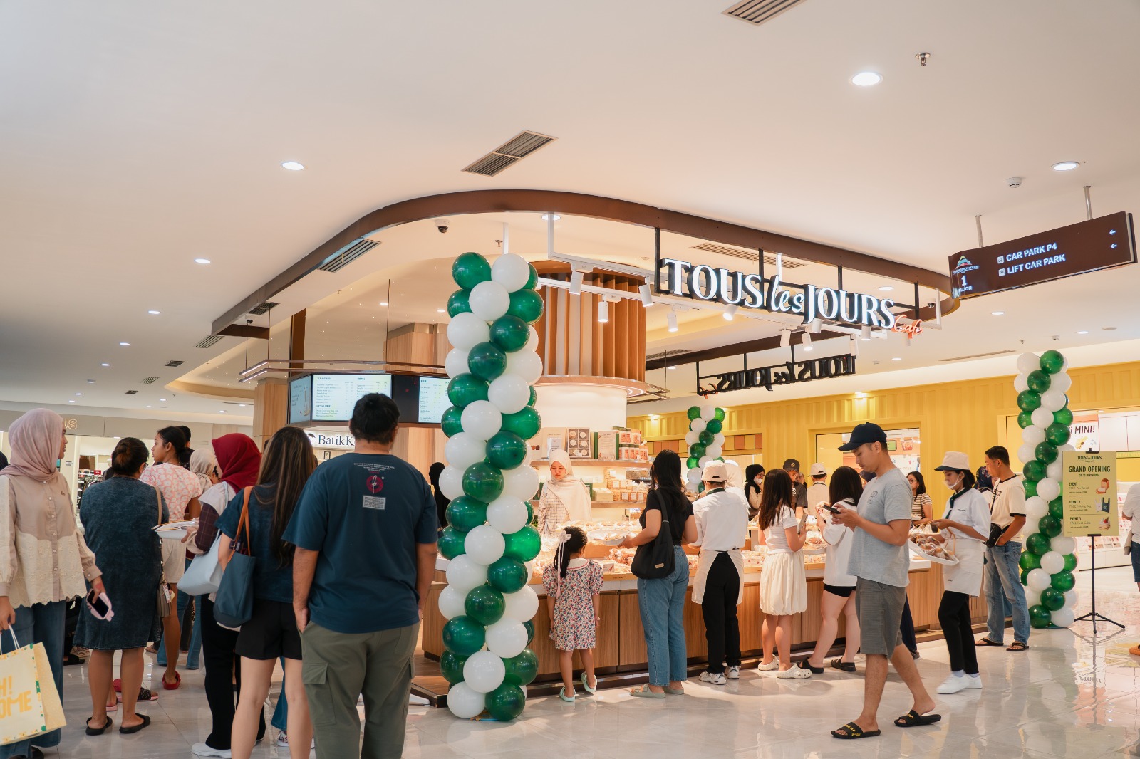 Tous les Jours Bakery Cafe membuka gerai terbarunya di lantai satu Lombok Epicentrum Mall, Jumat (20/3).