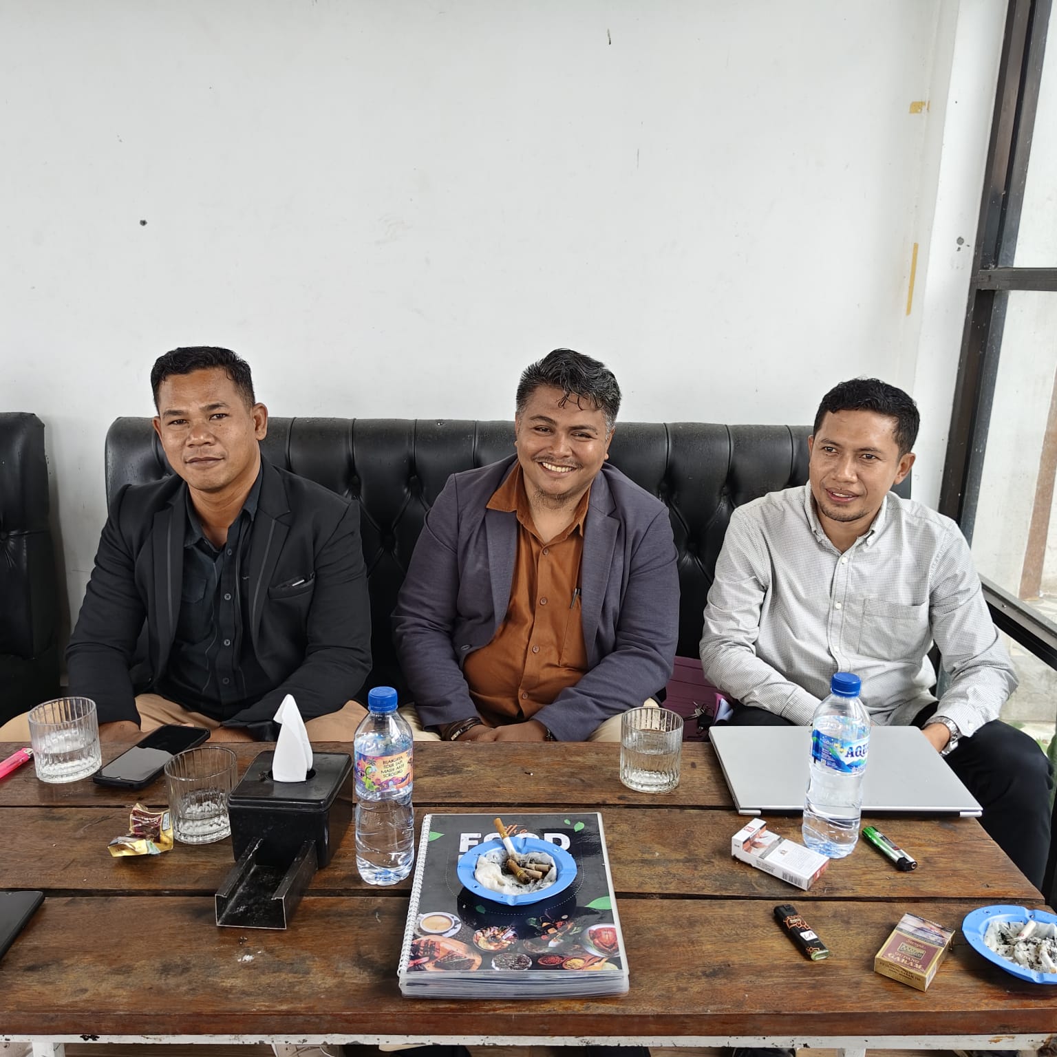 Kuasa Hukum Bupati Dompu, Supardin Siddik didampingi rekannya Abdullah dan Muhammad Fajrin memberikan keterangan pers usai melapor di Polres Dompu, Kamis (26/3). 