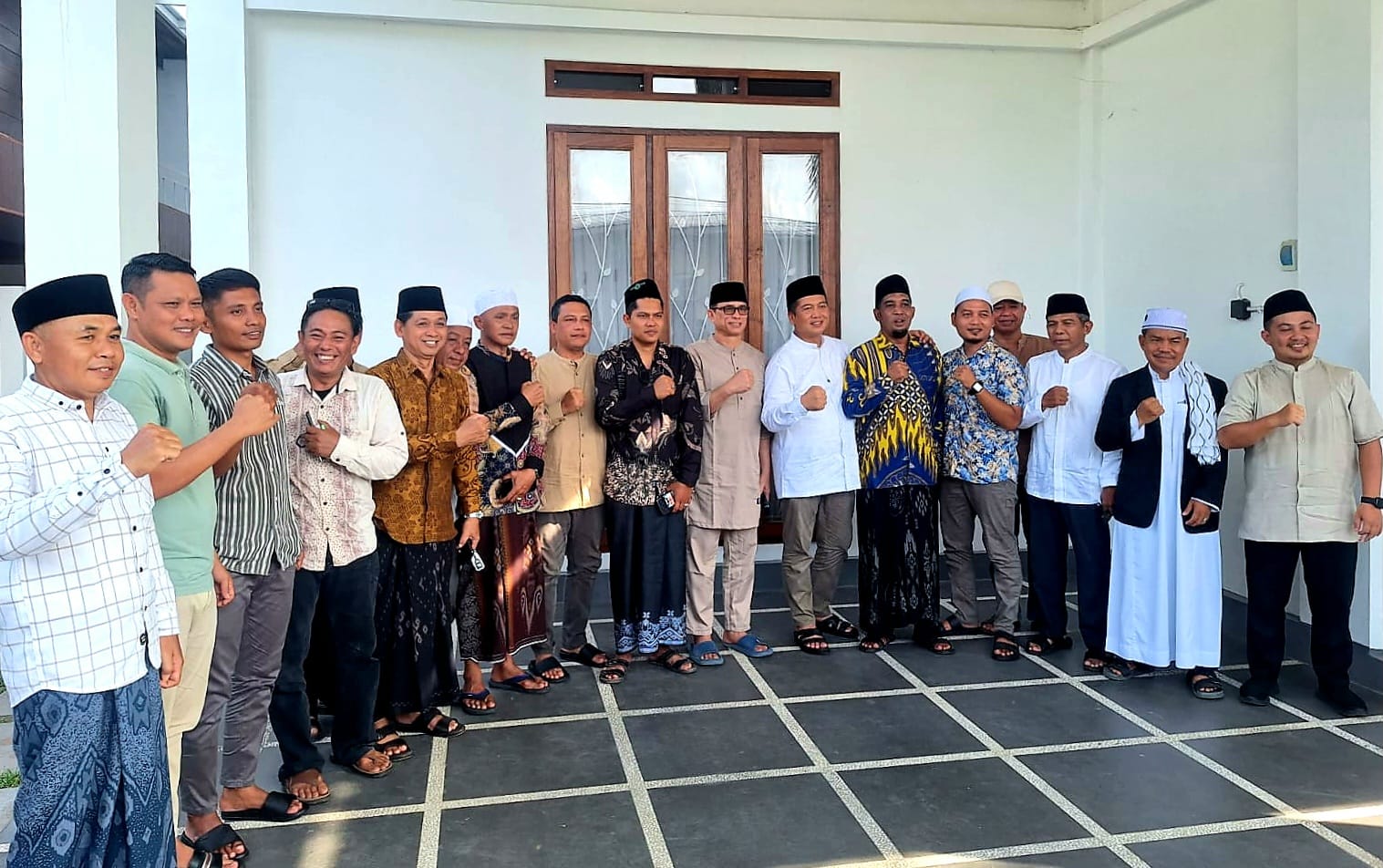 SILATURAHMI: Kepala Desa se-Kecamatan Gunungsari dan Batulayar saat berdiskusi bersama Gubernur NTB Lalu Muhammad Iqbal dan anggota dewan provinsi Hasbullah Muis dalam pertemuan mendadak.
