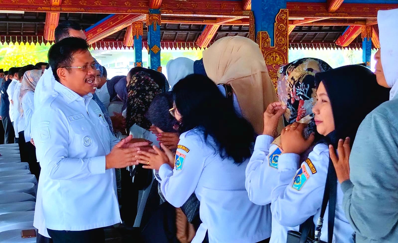 Bupati Lombok Barat Lalu Ahmad Zaini bersalaman dengan ASN saat kegiatan halal bihalal di Bencingah Agung Kantor Bupati, Rabu (25/3). 