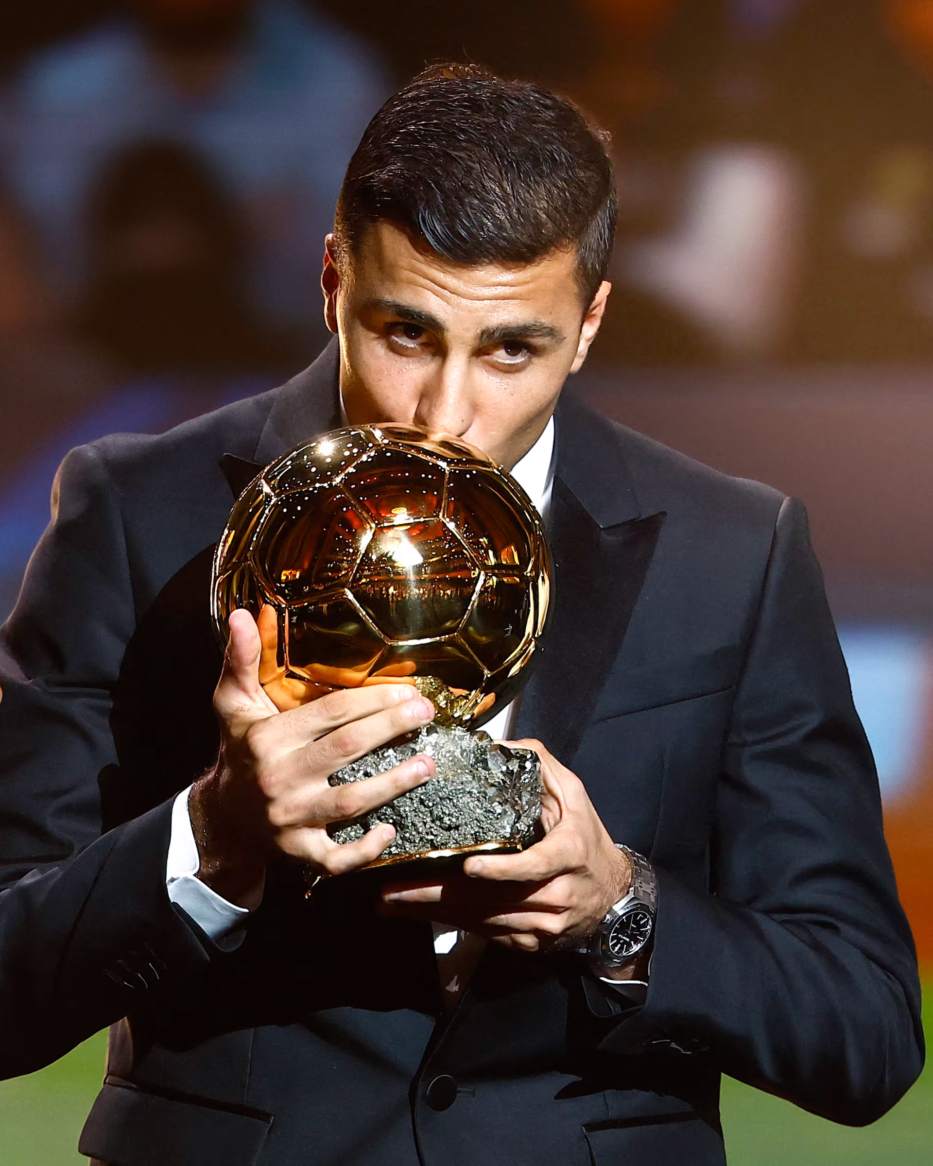Rodri buka suara soal peluang gabung Real Madrid meski eks Atletico. Sebut Bernabeu luar biasa &amp; tak bisa tolak klub terbaik dunia. 