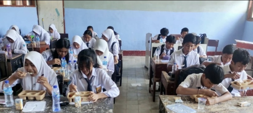 Para siswa kelas VIII SMPN 1 Gerung, Lombok Barat, sedang mengonsumsi menu MBG beberapa waktu lalu.