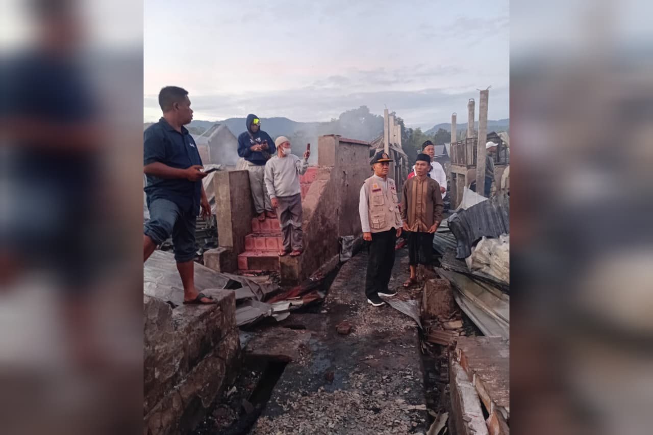 BUTUH PENANGANAN: Kebakaran menghanguskan rumah warga di wilayah RT 001 dan RT 002 RW 002 Karang Sawo, Dusun Pok, Desa Kalimango, Kecamatan Alas, Sumbawa, pada Minggu dini hari (22/3).
