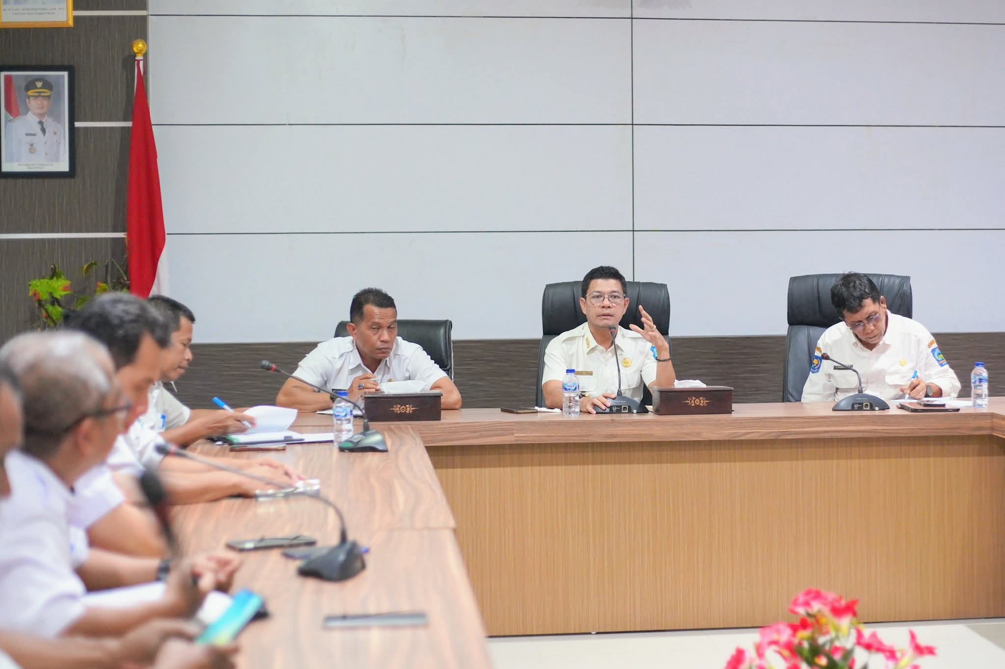 Bupati Dompu Bambang Firdaus (dua kanan) memimpin rakor penentuan lokasi pembangunan pabrik pakan ternak di ruang rapat bupati setempat, Rabu (25/3).                            