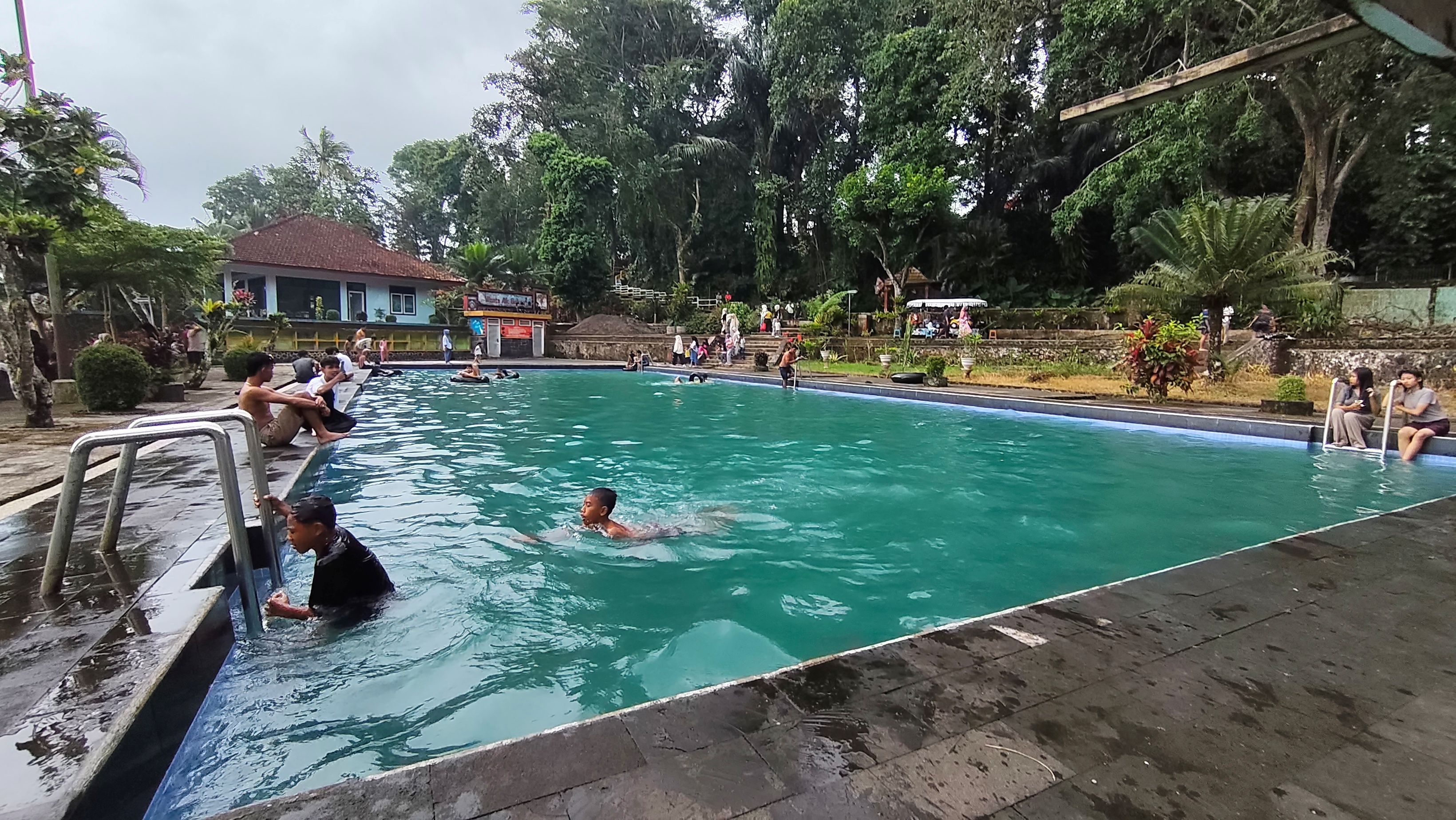 REKOMENDASI LIBURAN: Inilah penampakan kolam pemandian Aik Bukak yang asri dan nyaman sebagai lokasi libur Lebaran tahun ini.