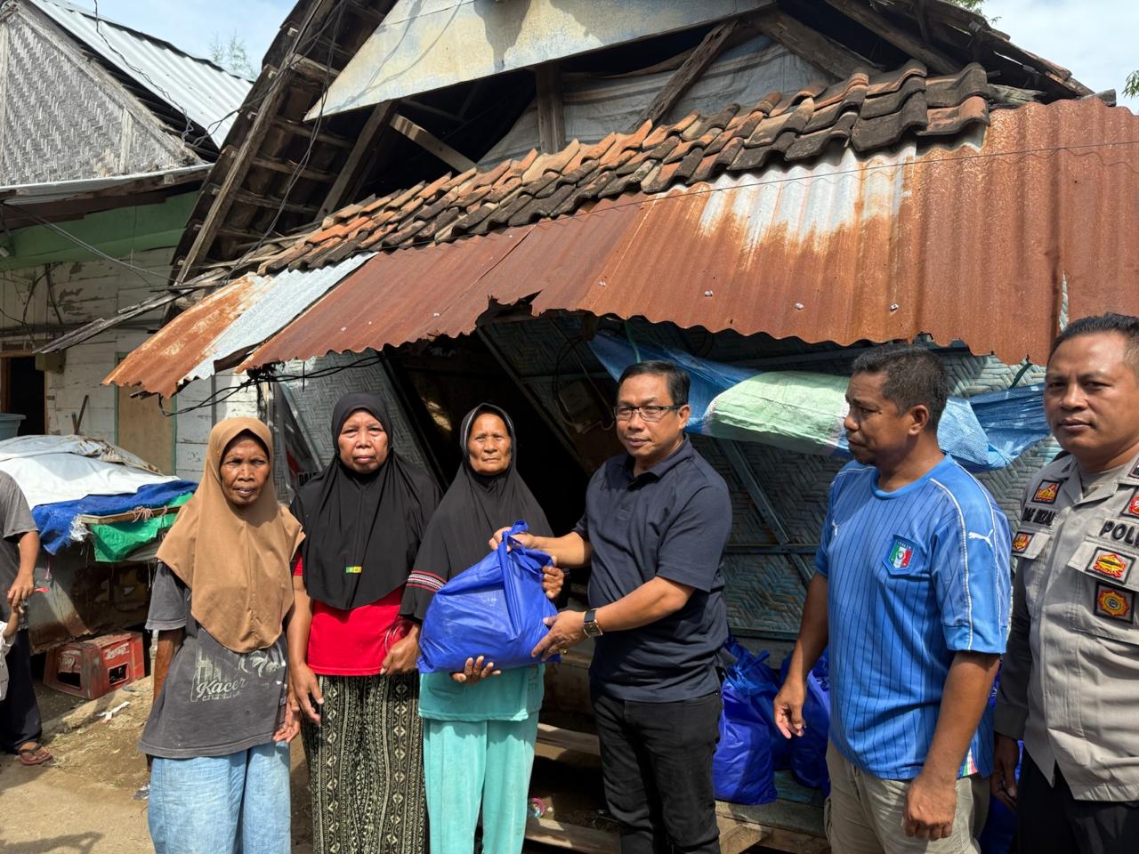 Anggota DPRD NTB turun meninjau rumah Siti Mariam di Kelurahan Paruga, Kecamatan Rasanae Barat, Kota Bima, kemarin. Dia juga menyerahkan bantuan sembako.