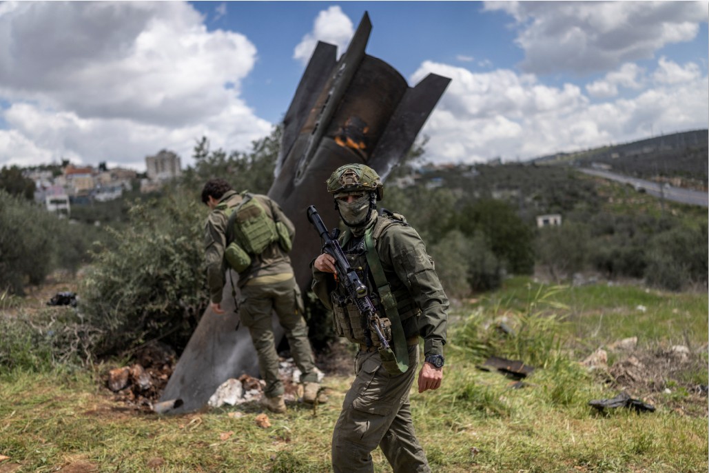 KIAN PANAS: Tentara Israel tiba untuk memeriksa sisa rudal Iran yang mendarat di desa Hares di Tepi Barat yang diduduki Israel pada  Selasa (24/3). Sejak Amerika Serikat dan Israel lancarkan serangan.