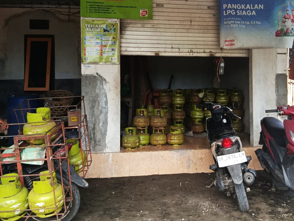 STOK MENCUKUPI: Kondisi stok gas melon di salah satu pangkalan Elpiji di Lombok Timur, Rabu (25/3).