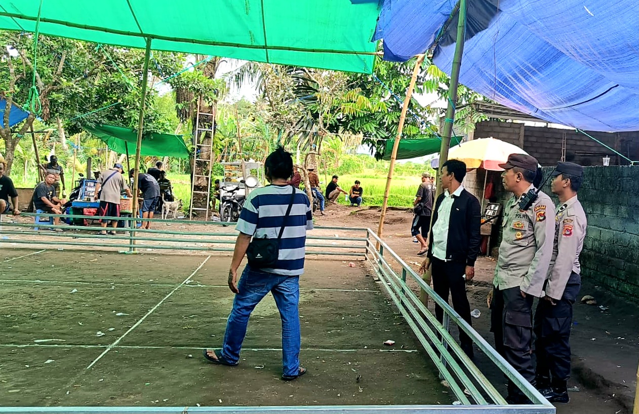 BERANTAS JUDI: Petugas Polsek Kuripan saat melakukan pengecekan lokasi yang diduga digunakan sebagai arena judi sabung ayam di Dusun Tambang Eleh, Desa Jagaraga, Rabu (25/3).  