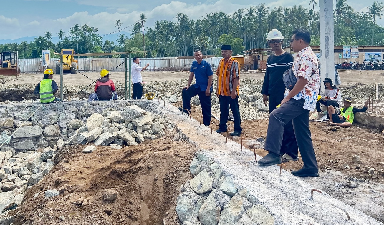 PROGRAM PEMERINTAH: Tim Kerja Bidang Perikanan Tangkap Dislutkan NTB, saat meninjau langsung perkembangan pembangunan Kampung Nelayan Merah Putih di Kelurahan Bintaro, Mataram, Kamis (26/3). 