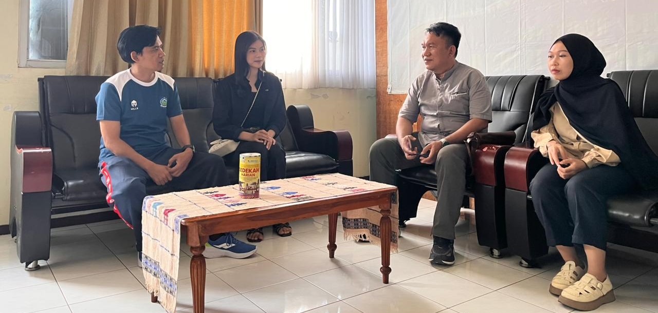Kabid Pembinaan dan Pengembangan Kepemudaan Disdikpora NTB H Tarmidzi, Kepala SMKN 1 Lingsar Ahmad Sabli, dan Risti Haura, siswi SMKN 1 Lingsar yang akan mengikuti Ajang Putri Remaja NTB 2026.